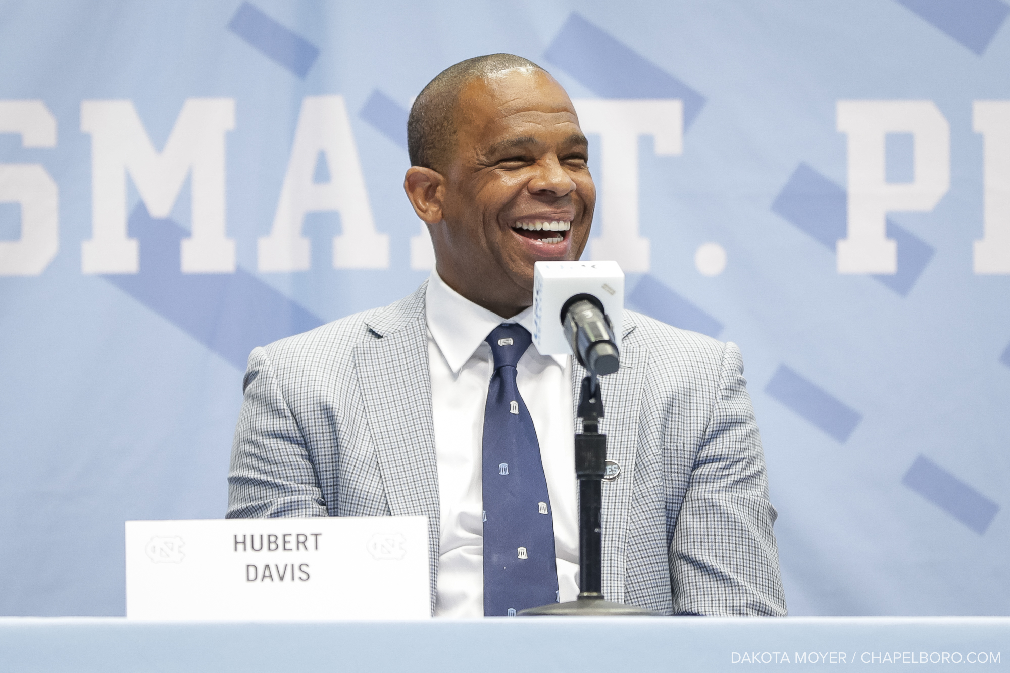 EXCLUSIVE: Hubert Davis Talks UNC Basketball, Recruiting and His Transition  as Head Coach 