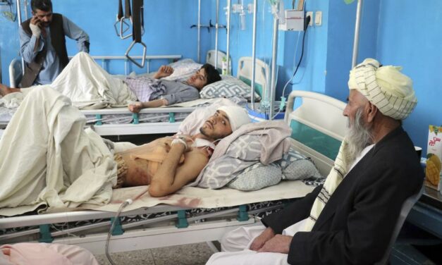 New Urgency to Airlift From Kabul After Blasts Kill Dozens