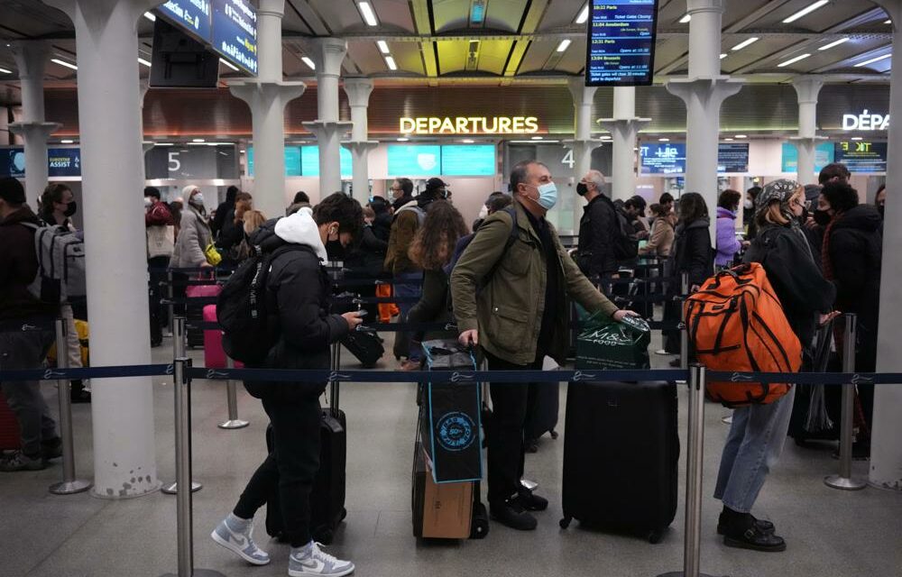 Travel Curbs Augur Somber Christmas Amid Omicron Uncertainty
