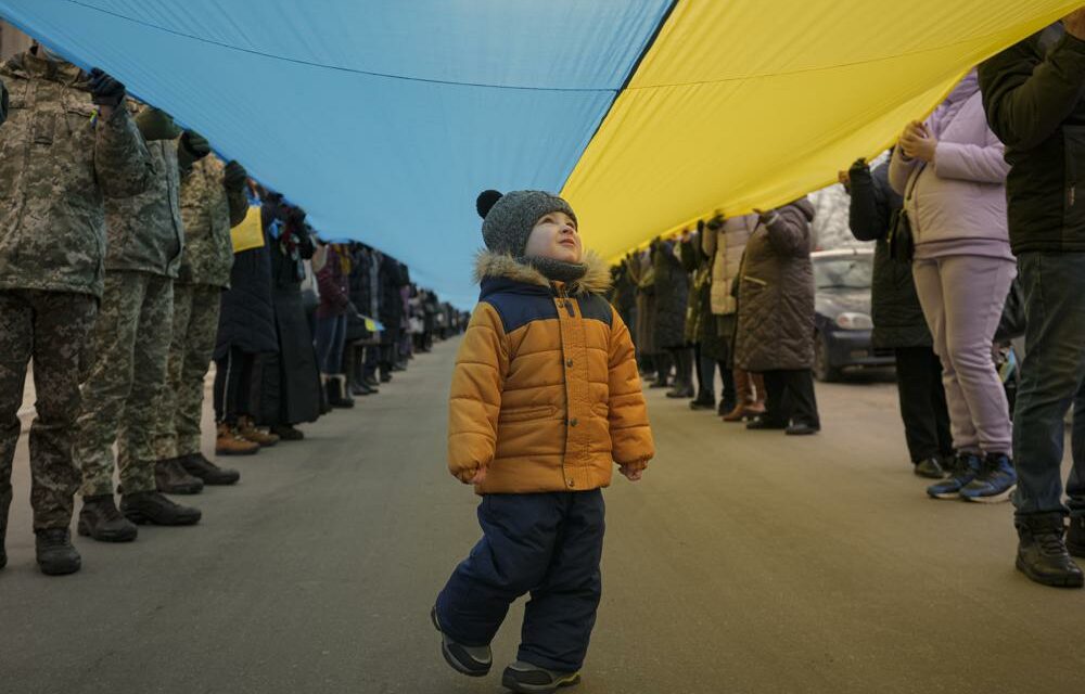 Ukraine Shows Unity as West Sees No Sign of Russian Pullback