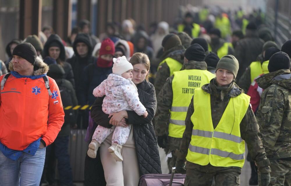 Russian Forces Seize Key Ukrainian Port, Pressure Others