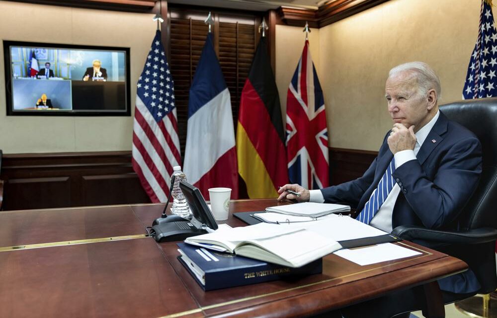 Biden Bans Russian Oil, Warns of Higher Prices at US Pumps