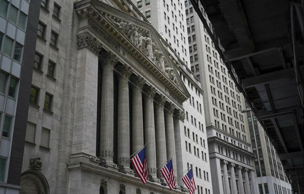 Stocks Fall on Wall Street on Renewed Fears About Banks