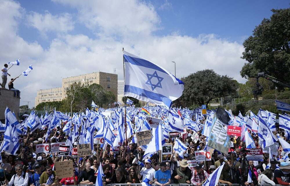 Israeli Mass Protests, Strike Ramp up Pressure on Netanyahu