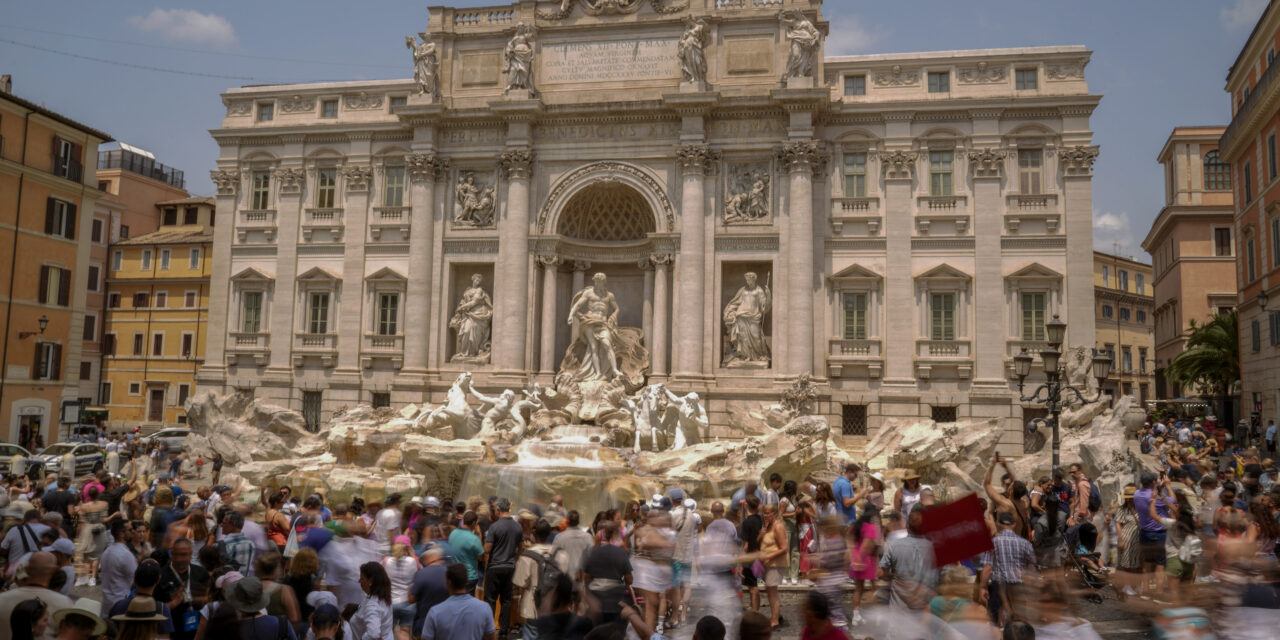 Tourists Are Packing European Hotspots, Boosted by Americans