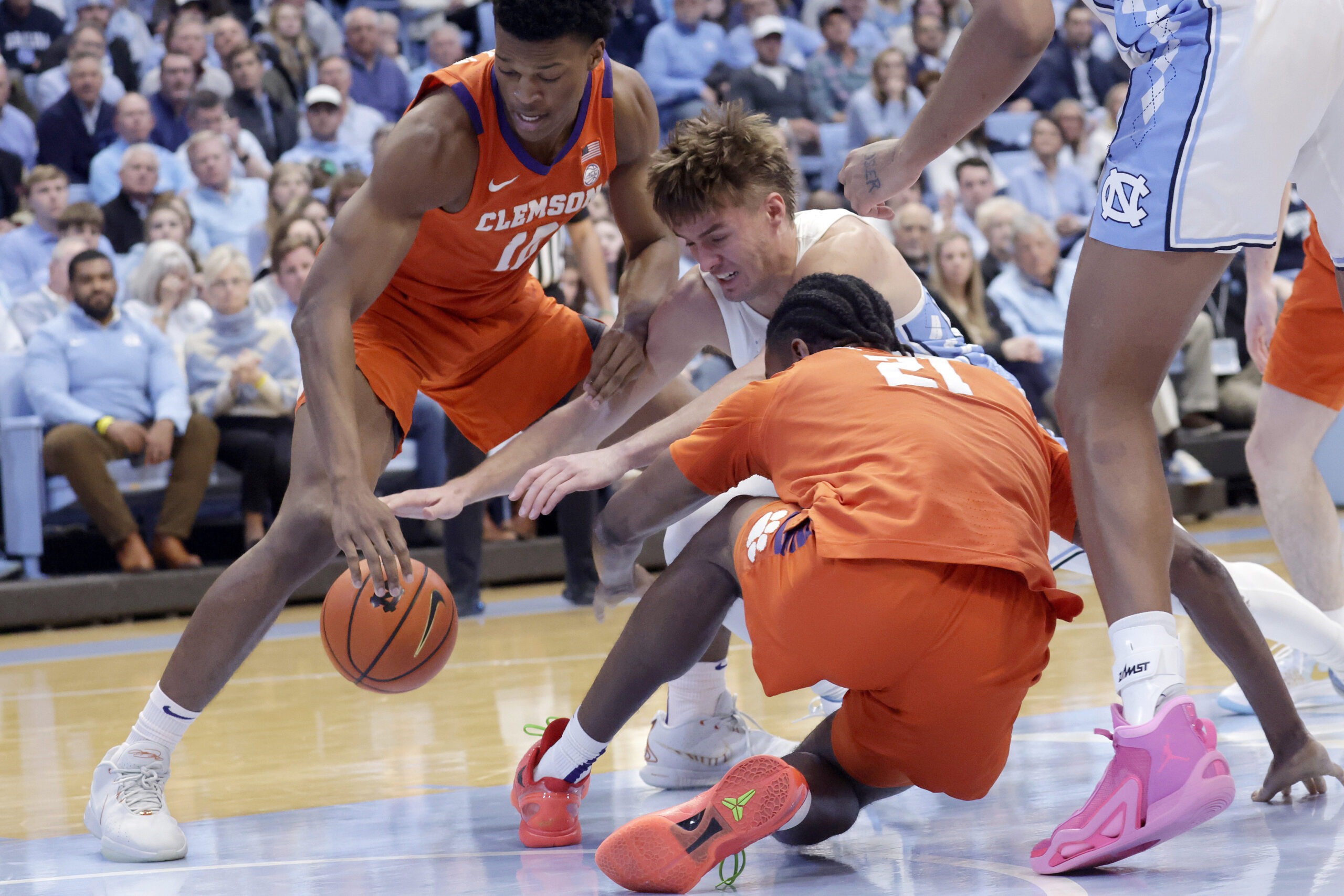 Clemson Weathers Comeback Attempt, Upsets No. 3 UNC Men&rsquo;s Basketball in Chapel Hill