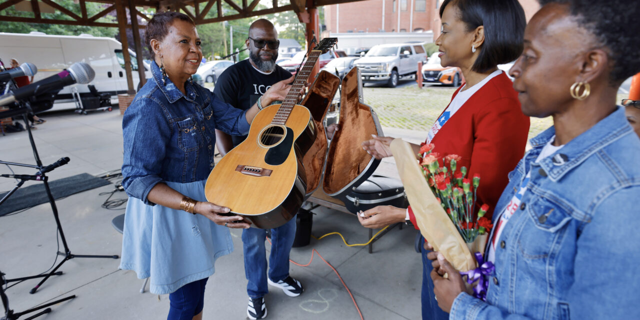 Elizabeth Cotten’s Family Gifts Legendary Musicians’ Guitar to Carrboro, Opens Annual Blues Festival
