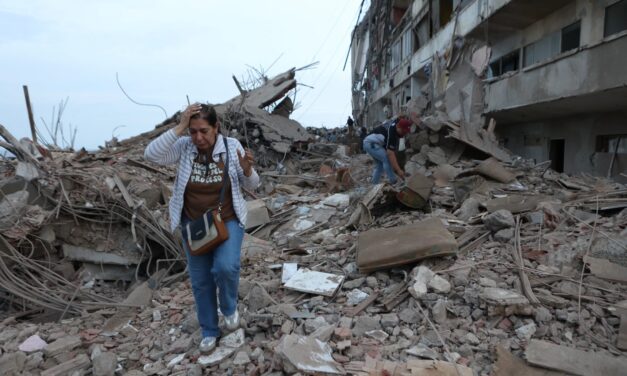 Neighbors Dig Through Venezuela Rubble to Search for Loved Ones as Death Toll Climbs