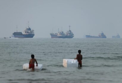 US Launches New Strikes on Iran, Revokes Oil Sales Permit After 3 Ships Attacked in Strait of Hormuz