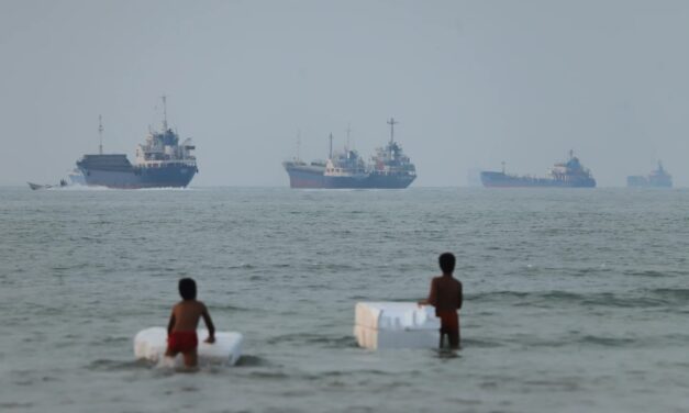 US Launches New Strikes on Iran, Revokes Oil Sales Permit After 3 Ships Attacked in Strait of Hormuz